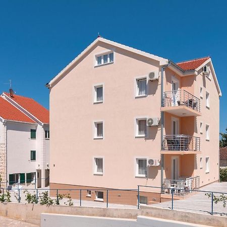 Cozy Apartment In Supetar With Kitchen Exterior photo