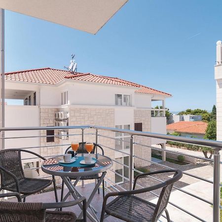 Cozy Apartment In Supetar With Kitchen Exterior photo