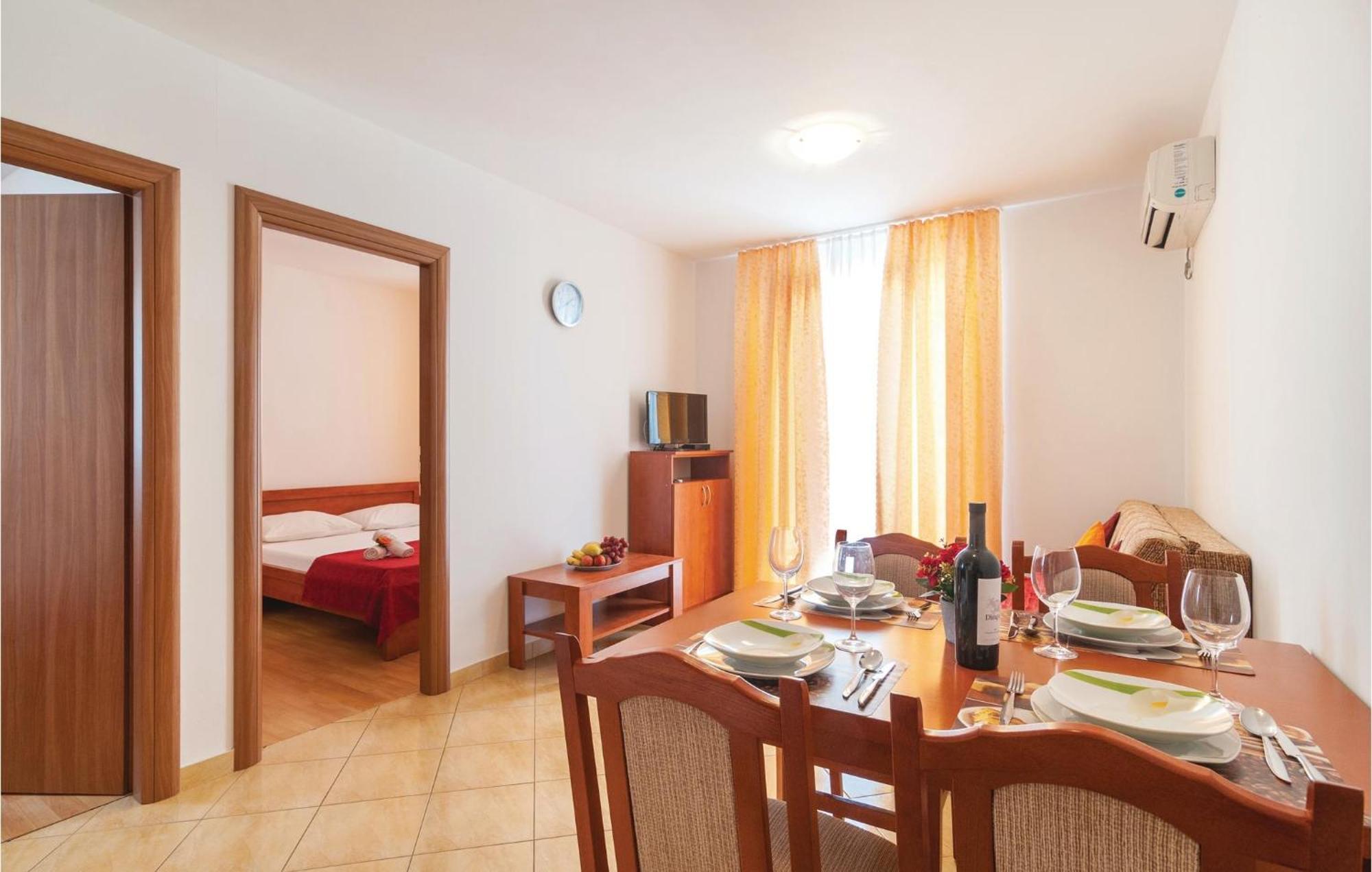 Cozy Apartment In Supetar With Kitchen Exterior photo