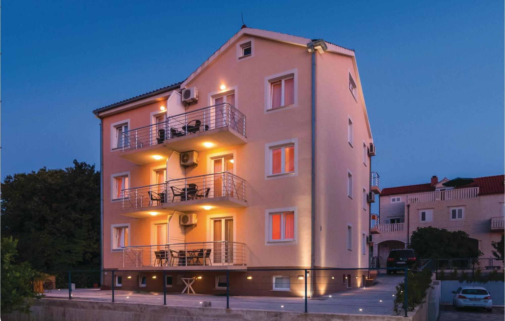 Cozy Apartment In Supetar With Kitchen Exterior photo