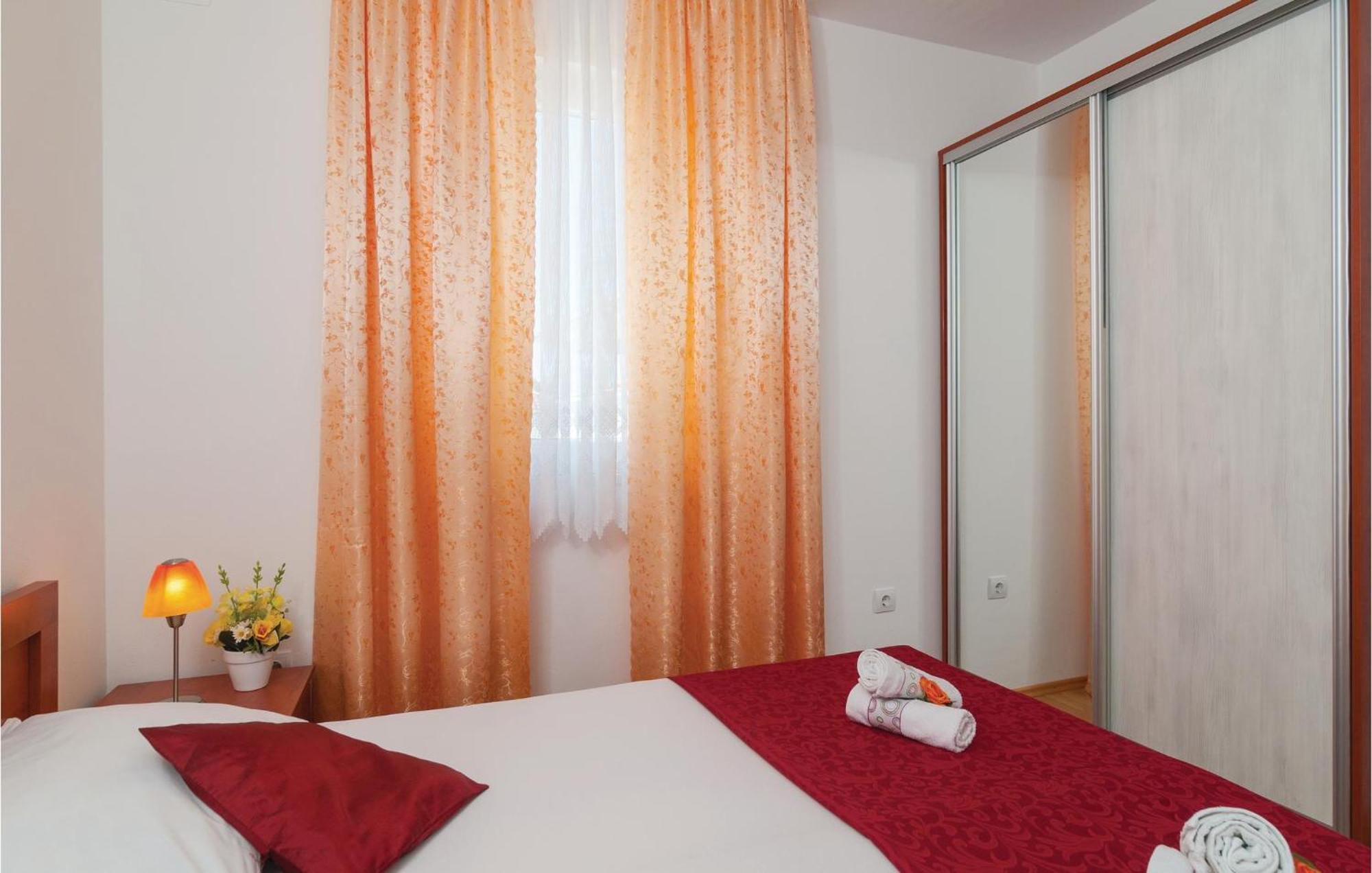 Cozy Apartment In Supetar With Kitchen Exterior photo