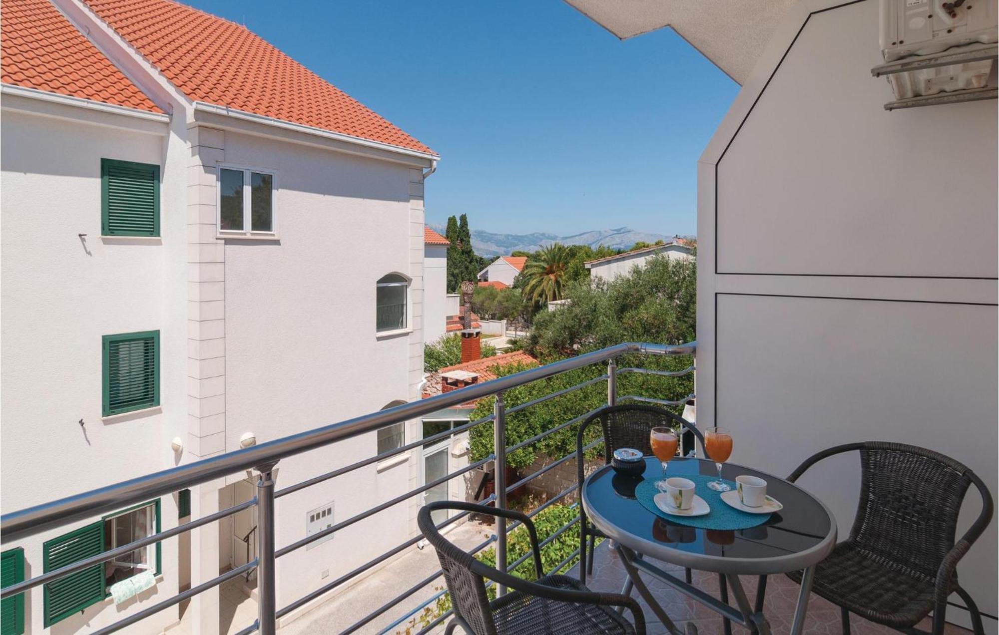 Cozy Apartment In Supetar With Kitchen Exterior photo