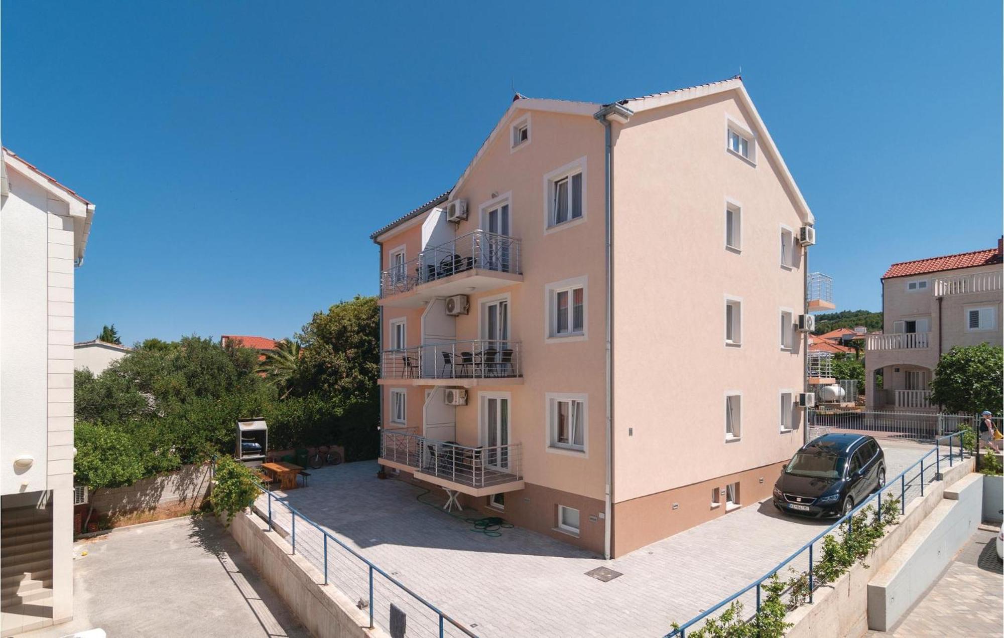 Cozy Apartment In Supetar With Kitchen Exterior photo