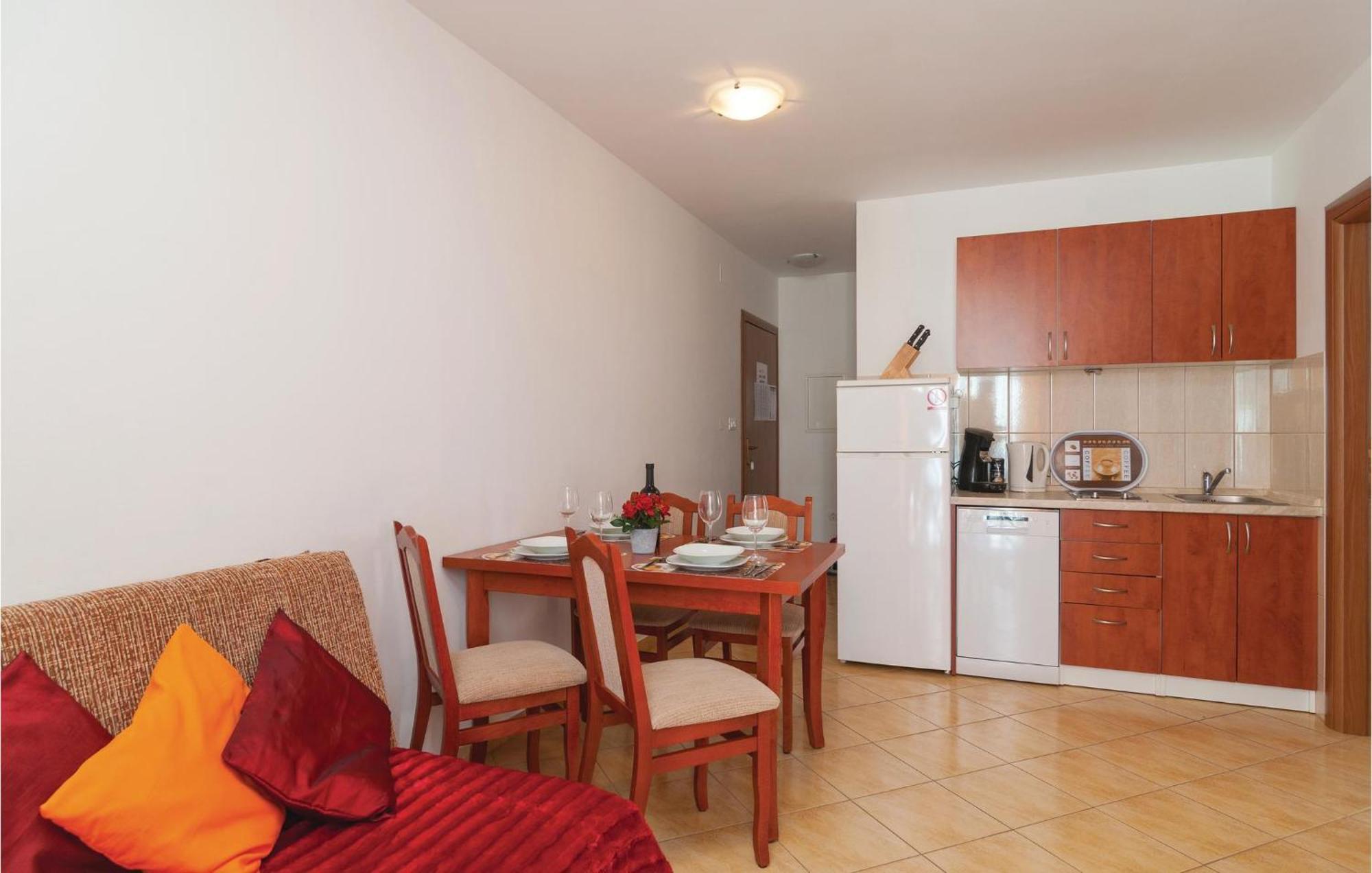 Cozy Apartment In Supetar With Kitchen Exterior photo