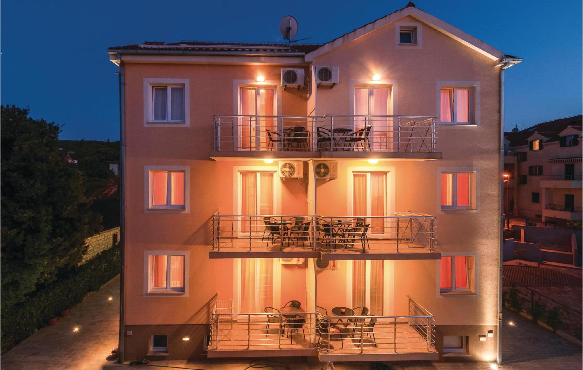 Cozy Apartment In Supetar With Kitchen Exterior photo
