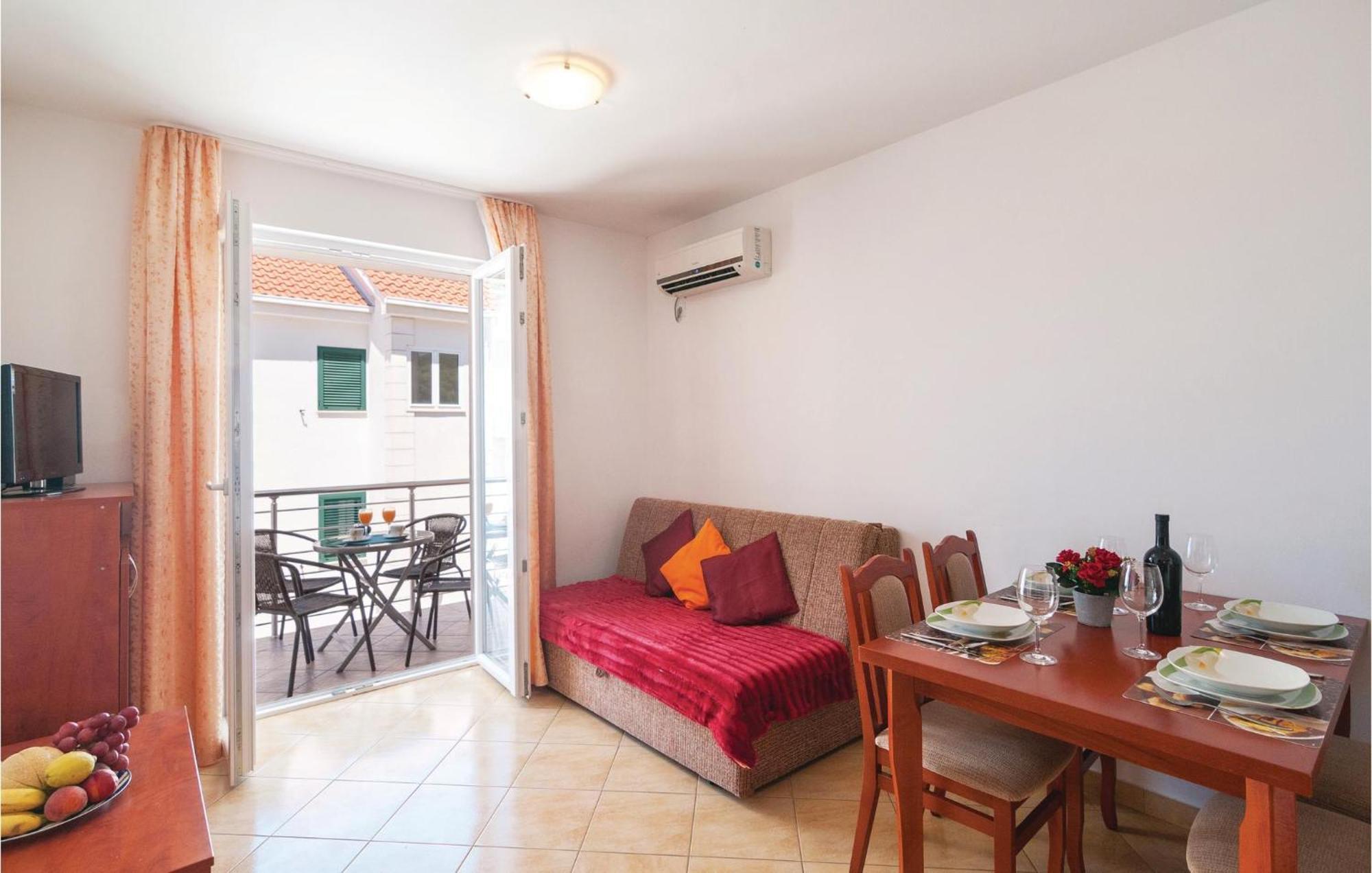 Cozy Apartment In Supetar With Kitchen Exterior photo