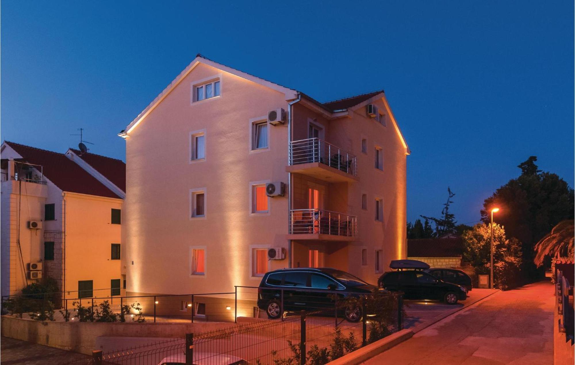 Cozy Apartment In Supetar With Kitchen Exterior photo