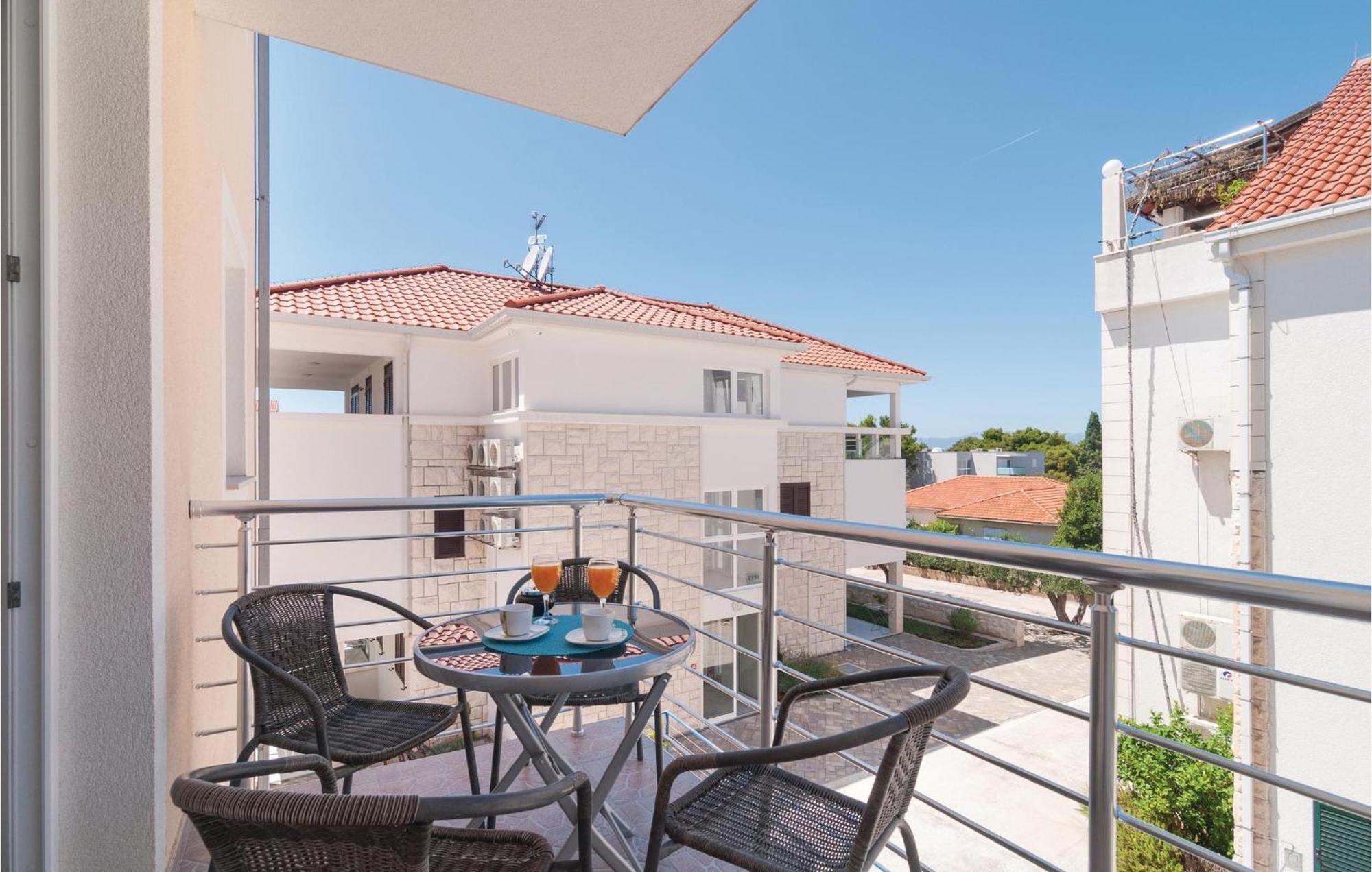 Cozy Apartment In Supetar With Kitchen Exterior photo
